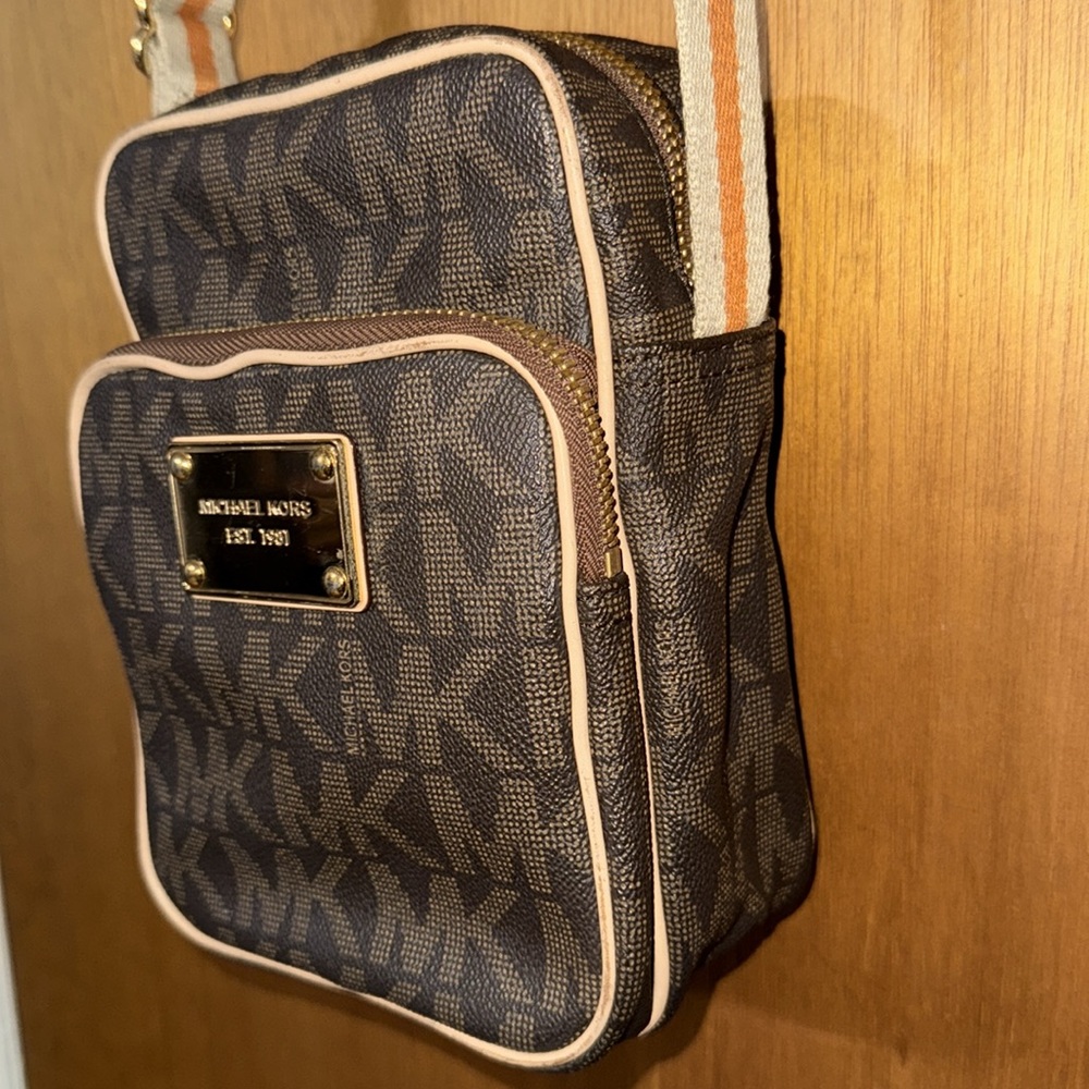 •MICHAEL KORS•BROWN & TAN JET SET TRAVEL FLIGHT BAG W/SIGNATURE MK LOGO EUC - Picture 8 of 12